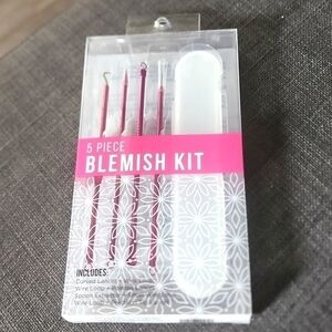 NWOT  5 Piece Blemish Kit